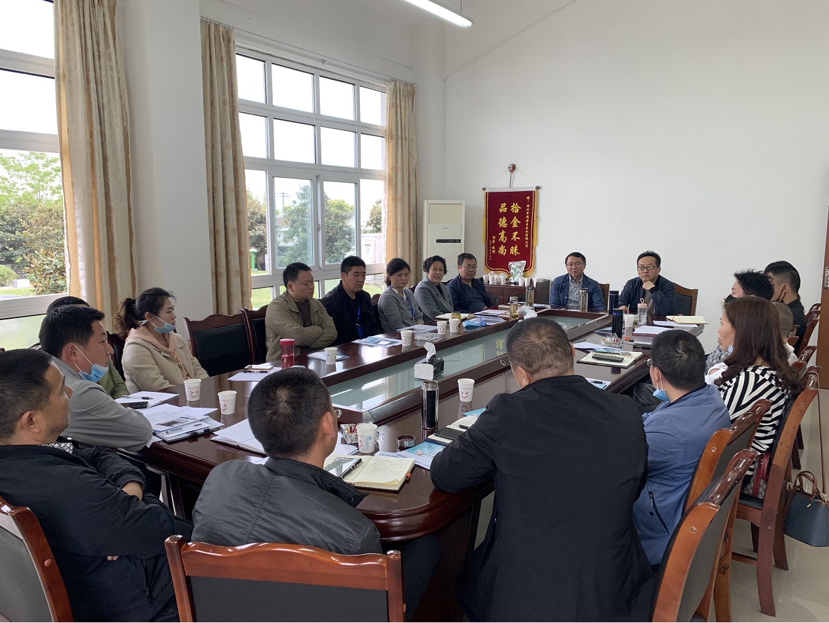 2为推动镇乡供水的规范化、有序化、专业化，，，，，全心为供区用户提供最优质的效劳，，，，，4月10日，，，，，绵竹公司组织各镇乡水厂认真人在绵竹市群新水厂、绵竹市汉旺水厂旅行学习，，，，，并召开镇乡水厂运营清静交流会，，，，，就怎样包管水源地清静、运营操作清静举行现场交流。。